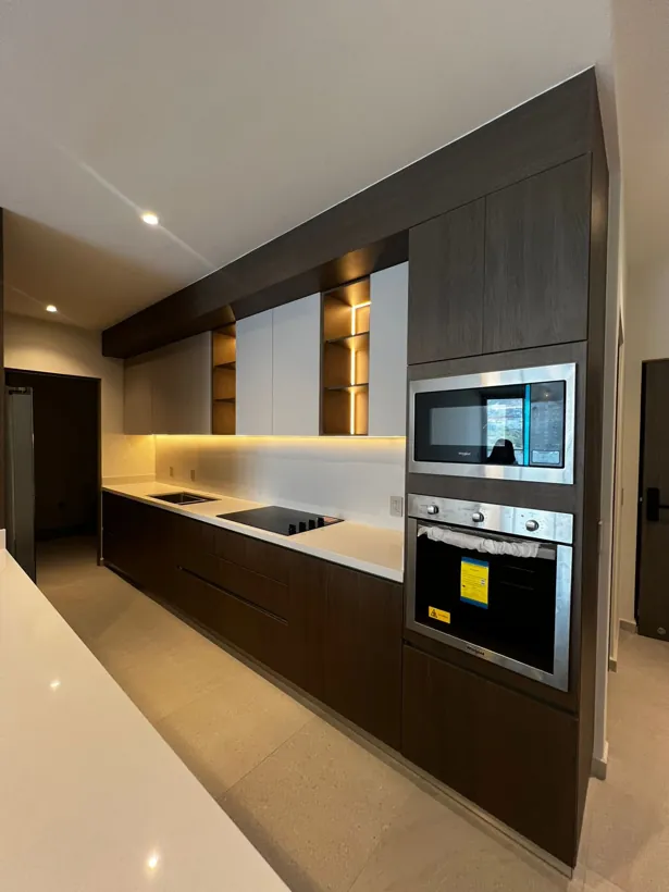 Torre de horno y microondas empotrados en la cocina entregada